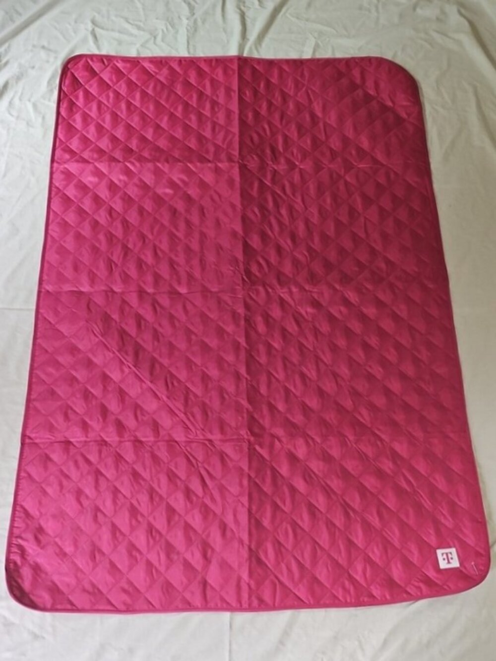 T-Mobile T Logo Outdoor Blanket Magenta, Finished Size is 39.4 in x 59.1 in NWOT